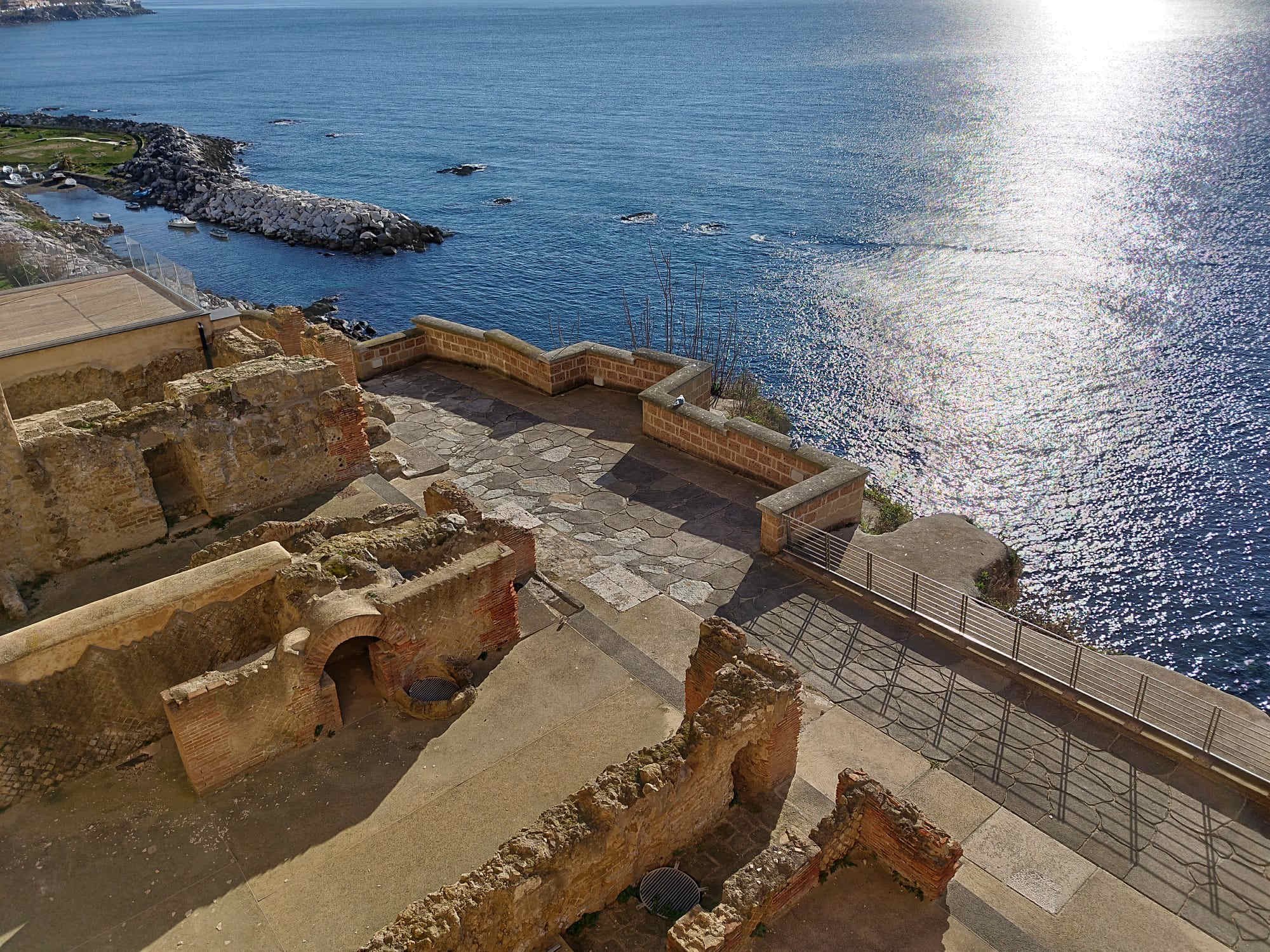 Il Rione Terra a picco sul mare